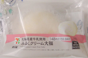 北海道産牛乳使用のみるくクリームを、牛乳が練り込まれた柔らかい生地で包んだ大福。