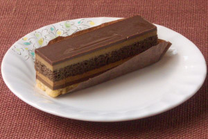 拍子木形にカットされたチョコケーキ。