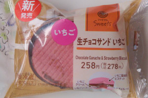 いちごクリームと生チョコを、いちご風味ビスケット生地でサンド。