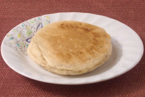 丸く扁平に焼き上げられた、薄茶色の生地。