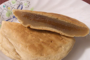 表面の焼き目に覆われたもちもち生地の中に黒糖シナモンあん。
