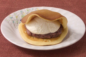 いつもとは異なり、ぱっくり口を開いたどら焼き生地。