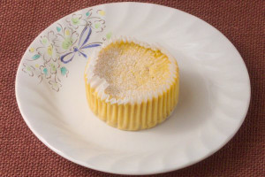 グラシンカップにおさまった、黄金色の円形ケーキ。