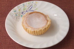 タルト台のように成形されたパイ生地に詰め込まれたチーズ生地。