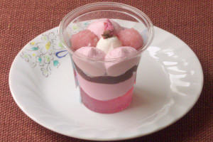桜餅と桜ホイップで、桜の花びらを表現したトッピング。