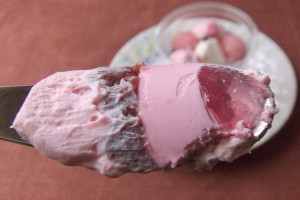トッピングの下には、桜風味のホイップ、ムース、ソース、ゼリー、そして粒餡。