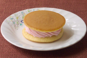 きれいな焼き目のついたどら焼き生地。