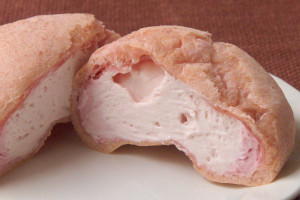 シューの中にはさくら色のさくらクリームと、ごく淡いピンクのさくらホイップ。