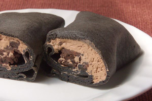 クレープの中身は明るい茶色のチョコホイップと、ざっくりココアクランブル。