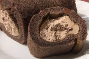 スポンジに巻き込まれたチョコホイップの中心には、ねっとりチョコソース。