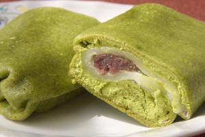 抹茶色の生地の中には抹茶ホイップ、半透明の求肥、そして粒あん。