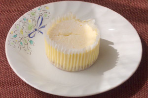 グラシンカップにおさまったチーズケーキ。