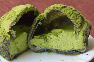 ほぼ黒に近い深緑の皮の中には、明るい緑の抹茶クリーム。