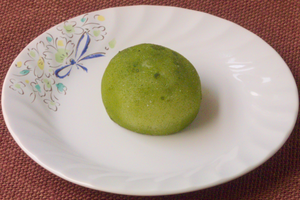 全体に抹茶をまぶされた大福。