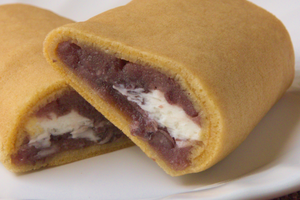 しっとりつぶあんとぽってりチーズクリーム入り。