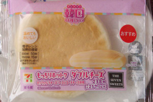 2種のチーズをもちもち生地で包んで両面を焼いた韓国屋台定番スイーツ。