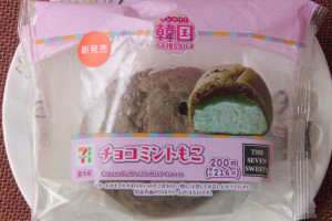 チョコフレーク入りミントクリームを、もちもちココア生地に詰めたシュー。