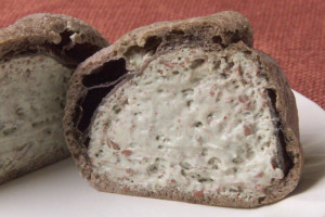 チョコフレークが入った、水色のミントクリームが充満しています。