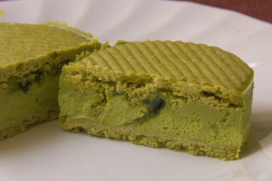 クリーム・生チョコの間には、最も深い緑の抹茶ソース。