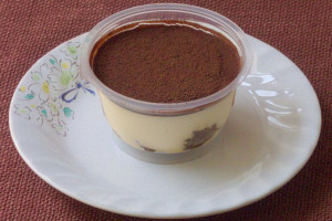 カップの中はココアパウダーの茶色一色。