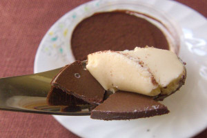 5mm程度のチョコの下には黄色がかったティラミスムース。