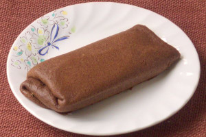 チョコ色のクレープ生地が短冊形に巻き上げられています。