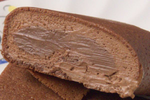 ココア色の生地の中にはチョコ色ソースと明るい色のチョコクリーム。