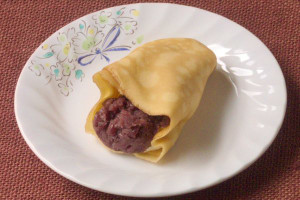 薄く焼き目のついた生地で巻き上げられています。