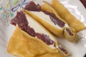 クレープの中にはあんこと共に、黄色がかったバタークリーム。