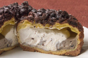 ザクザク皮の中にはチョコチップ入りホイップとチョコカスタード。