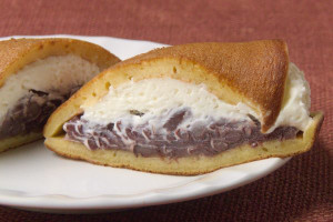 どらもっち生地を圧倒するクリームとあんこ。