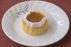 グラシン紙に収まった、ベイクドチーズのようなケーキ。