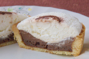タルトの中にはねっとりチョコガナッシュ。