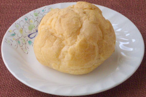 外見はもこもこした一般的なシュークリーム。
