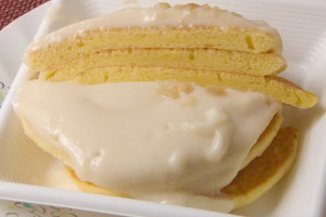 しっとりきめ細かいパンケーキに、たっぷりのクリーム。