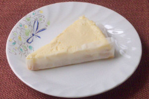 クリームチーズ生地とビス生地で構成されたケーキ。