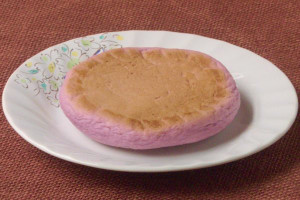 きれいな焼き目が付いた、薄紫の円盤状生地。