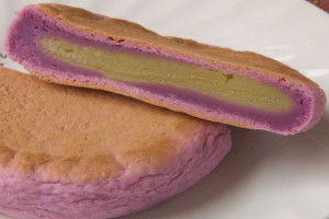 ひときわ鮮やかな紫の生地の中には金色さつまいもあん。