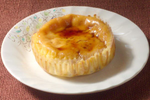 プリーツカップに収まったベイクドチーズ風の姿。