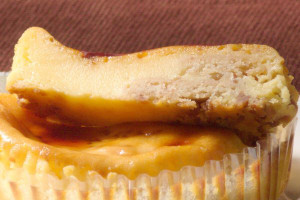 しっとりカスタードの下にはザクザククランブル。