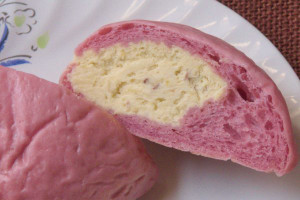 ふんわり生地の中には、ぽってりおいもクリーム。