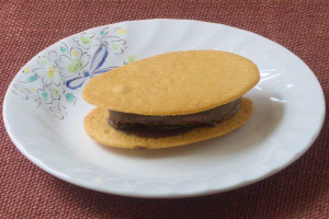 薄手のビスケットで分厚いチョコクリームをサンド。