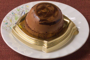ムースやガトーショコラが重なった、ドーム型のチョコケーキ。