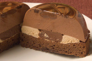 ムースとガトーショコラの間にはホイップとガナッシュ、ムースの中にはチョコソース入り。