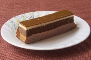 細長くカットされたスティックタイプのケーキ。