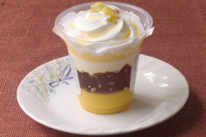 カップの中には渦巻くようにうずたかく絞られたホイップ。