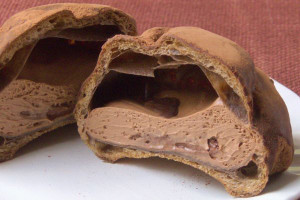 シューの中にはたっぷりの、2色チョコクリーム。
