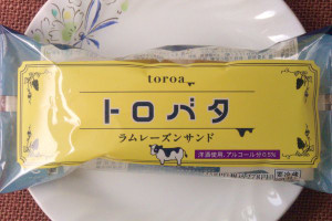 キャラメルバタークリームとラムレーズンを、サクほろ食感のクッキーでサンド。