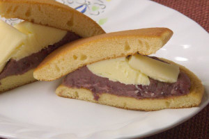 バターの奥にはひときわ黄色いバタークリーム。