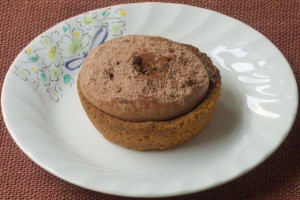 タルトの上に乗ったぽってりお饅頭のようなチョコクリーム。